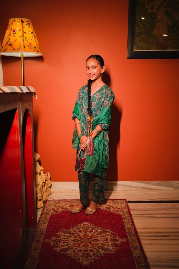 Sheena Green Straight Set