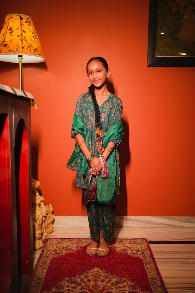 Sheena Green Straight Set