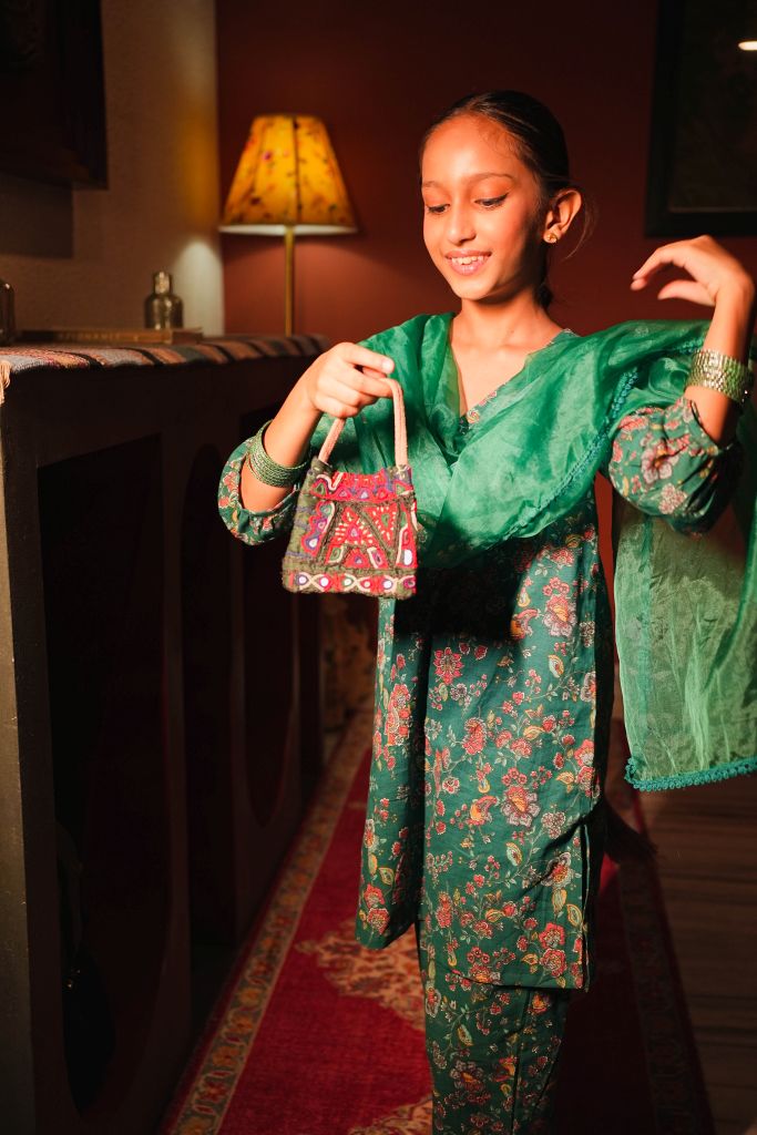 Sheena Green Straight Set