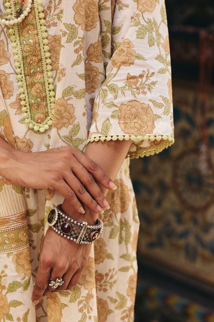 Hiba White Straight Set